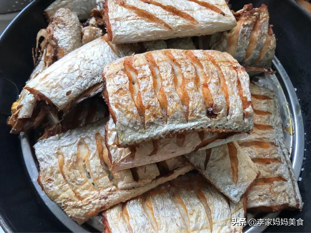 炸带鱼用不用全部把鱼鳞刮掉,干炸带鱼年夜饭必备你们学会了吗