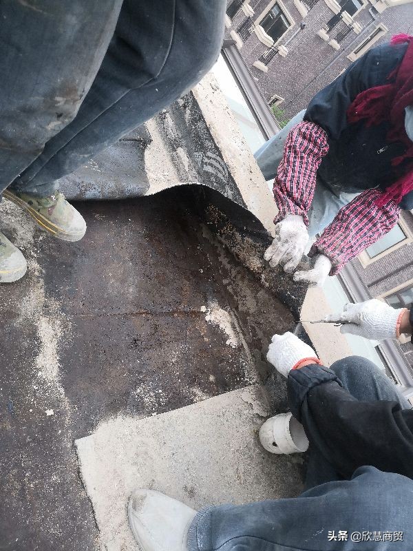 屋顶防水做完多长时间下雨没事,屋顶短期防水怎样最省钱