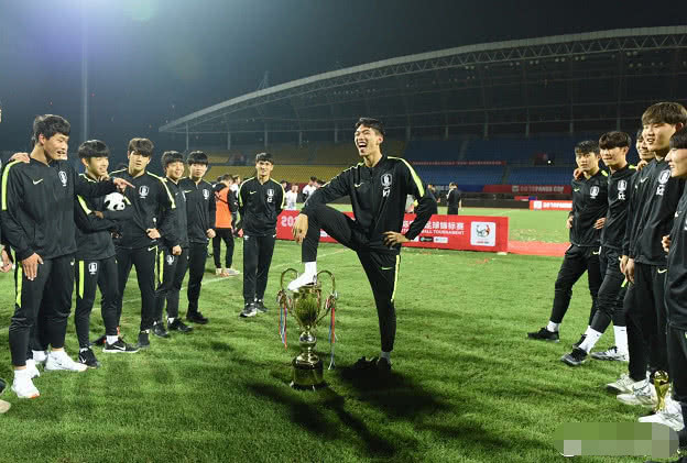 韩男足践踏中国奖杯,引起全中国球迷声讨,当事人员或遭处罚