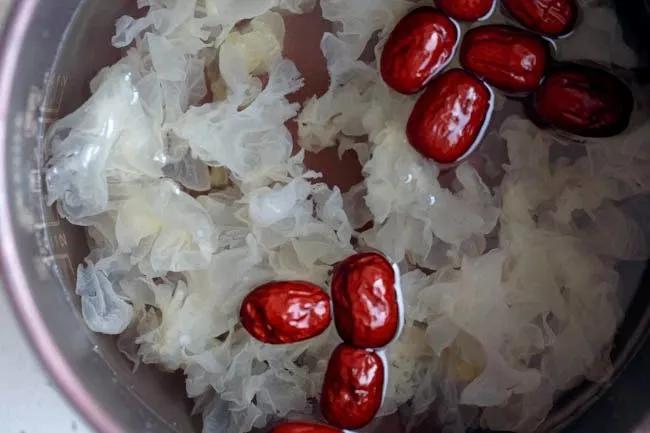 泡银耳一晚上会有毒么,如何泡发银耳煮得更粘稠