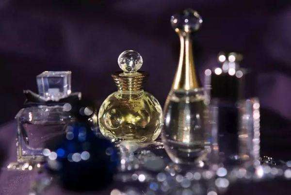 滚珠香水正确使用方法,香水的正确使用方法男士