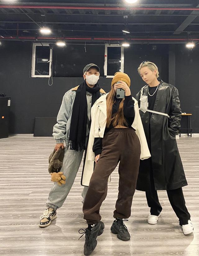 THE9安崎爆裂舞台，大红色连体露背裤性感火辣，1米58还有大长腿