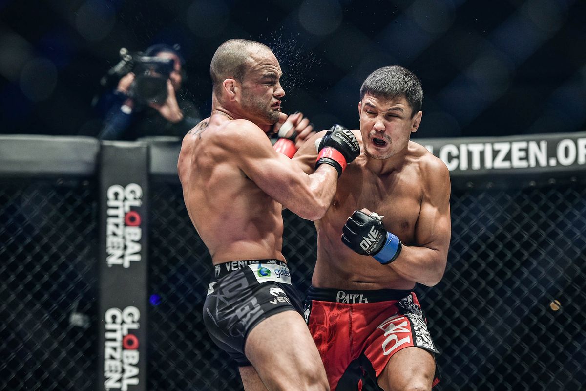 各路冠军金腰带一来就输！这个赛事有点诡异