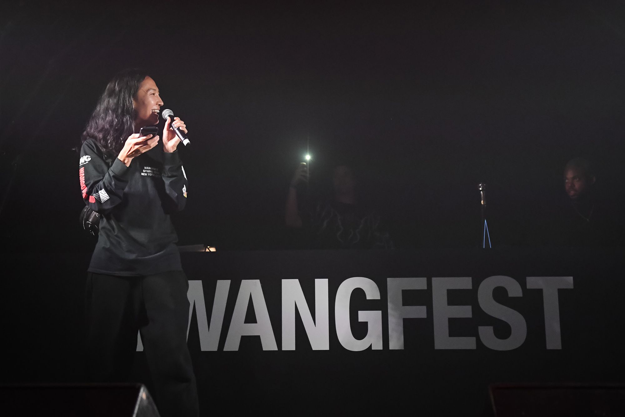 华裔爆款设计师疑似下药性侵多名男性，摸*体下**捏胸是日常操作？