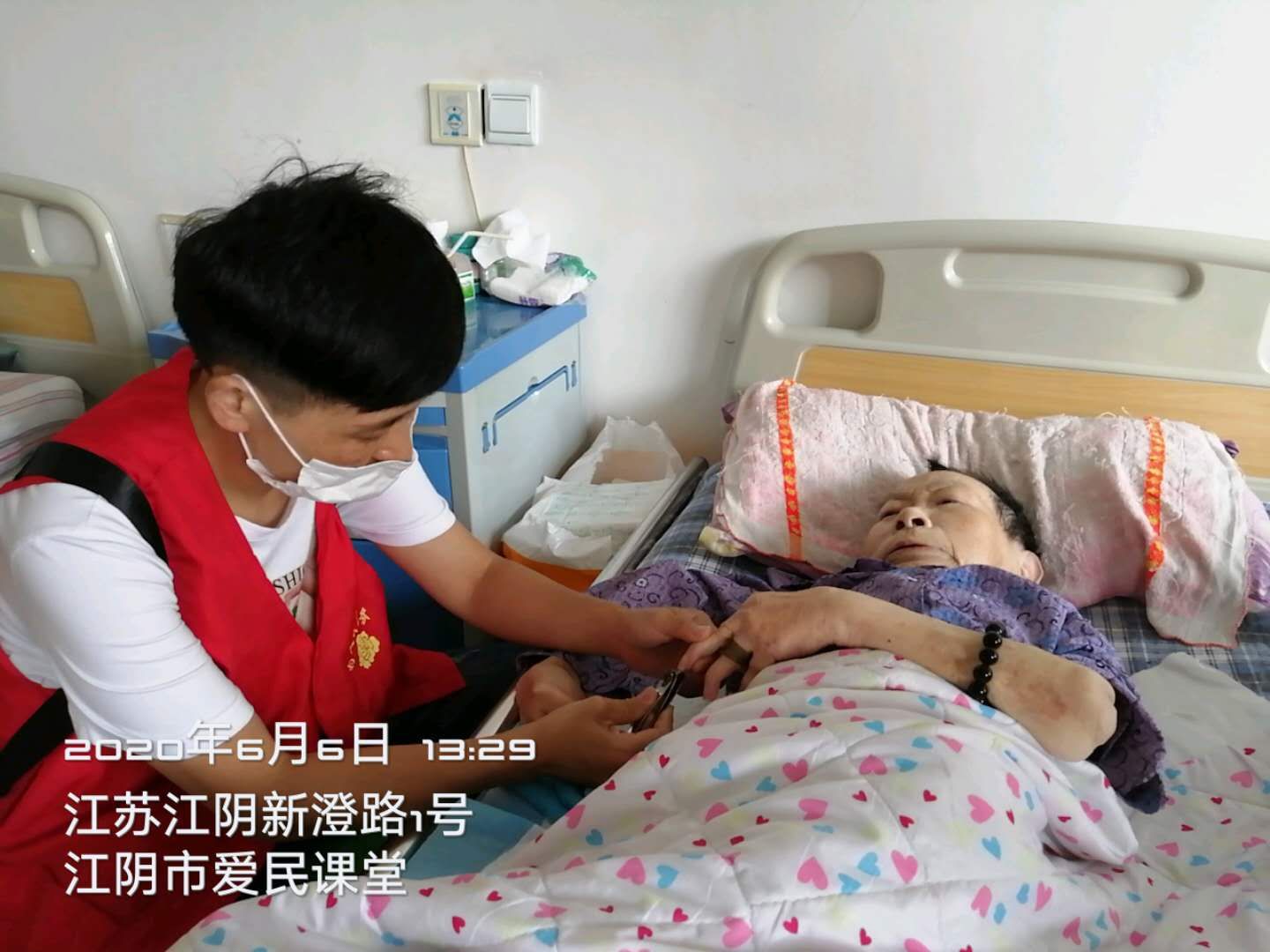 志愿者用爱温暖老人心,情暖社区老人献爱心志愿服务