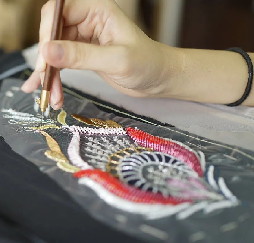 满大街都是浓浓的过节气息,满大街都是国风的衣服