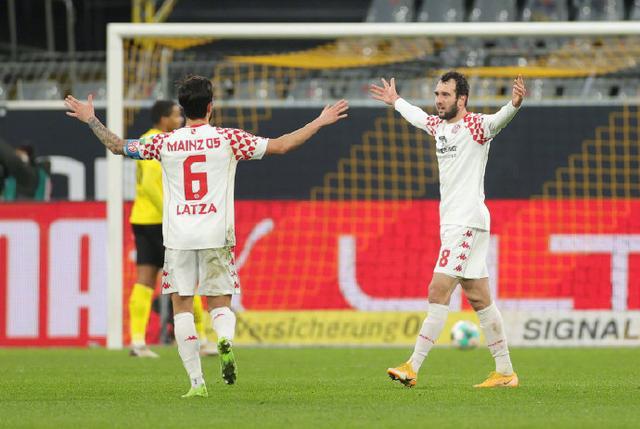 多特三杰哈兰德贝林厄姆桑乔合影,哈兰德把桑乔吓跑了