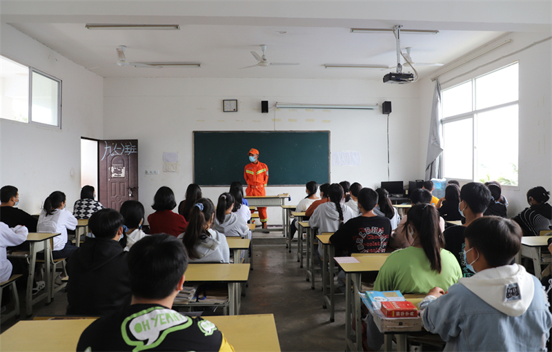 特区警察局消防大队到勐拉城区各所学校开展消防安全知识教育