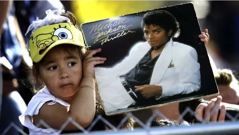 迈克尔杰克逊被误解的一生,迈克尔杰克逊惨痛的一生