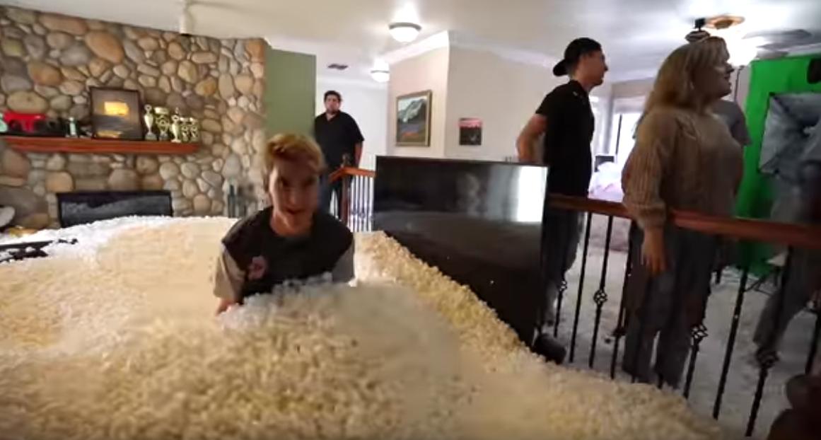 用100万个海洋球填满房间,50万个海洋球装在房间