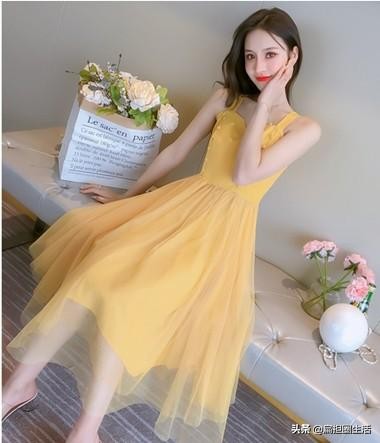 街拍黑色吊带连衣裙,时尚穿搭街拍美女连衣裙