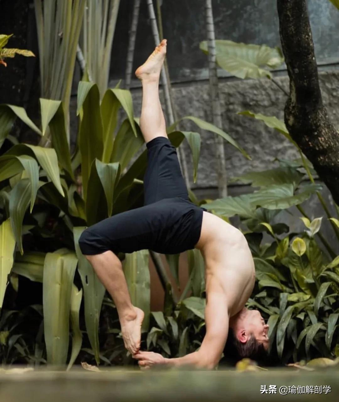 自律练瑜伽的男士,坚持练习瑜伽的男人刚柔并济