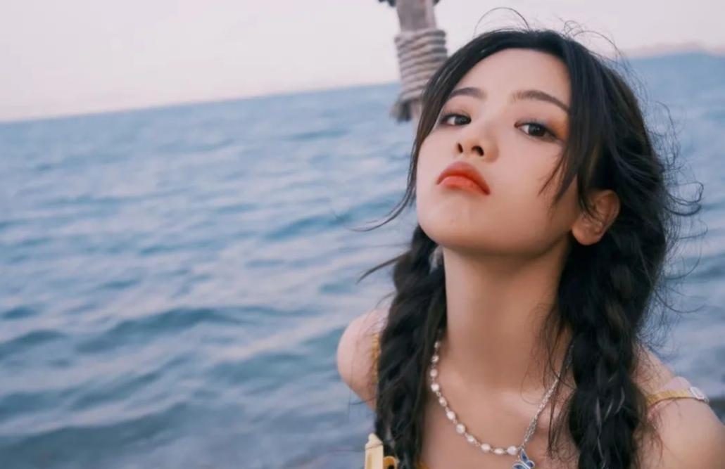 36岁圆脸扎什么发型减龄,胖圆脸适合的中长扎发教程