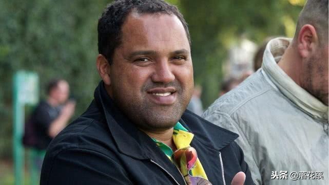 他可能是足球史上最灵活的死胖子，绿茵场上风驰电掣的球形闪电