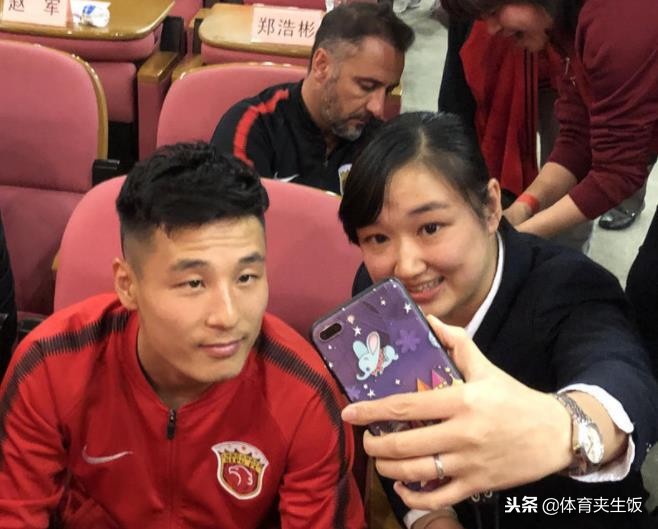 徐根宝参加庆功宴,徐根宝看武磊比赛视频