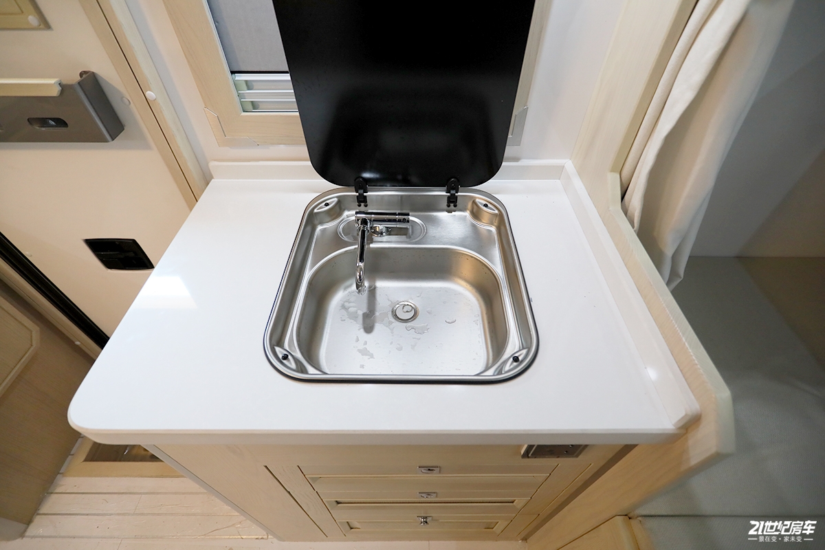 中国创新型的中国重汽越野房车,重汽轻卡四驱房车