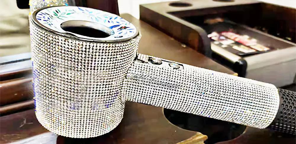 小伙染头发现眼色不对还是夜光的,最后换了一辆车