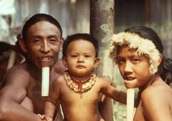 神秘的原始部落下巴插木棍,下巴插木棍的原始部落