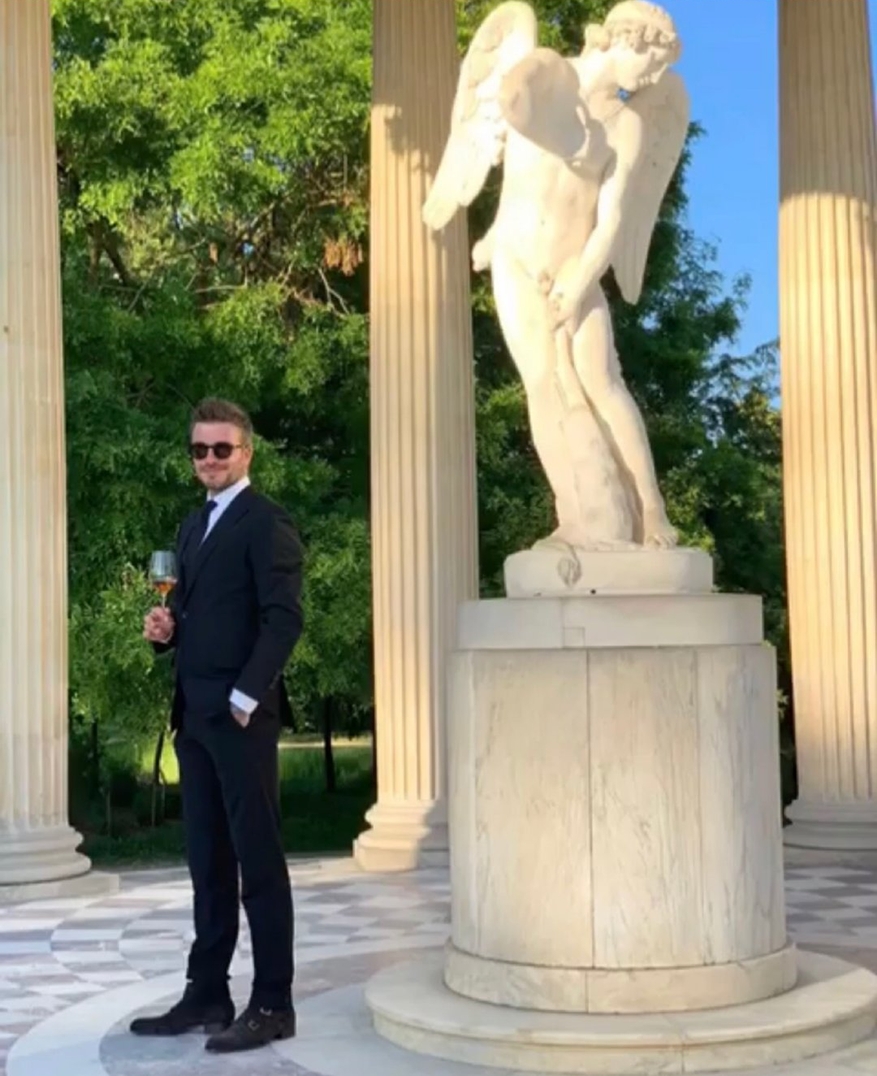 贝嫂晒小贝和女儿背影,小贝结婚纪念日完整版