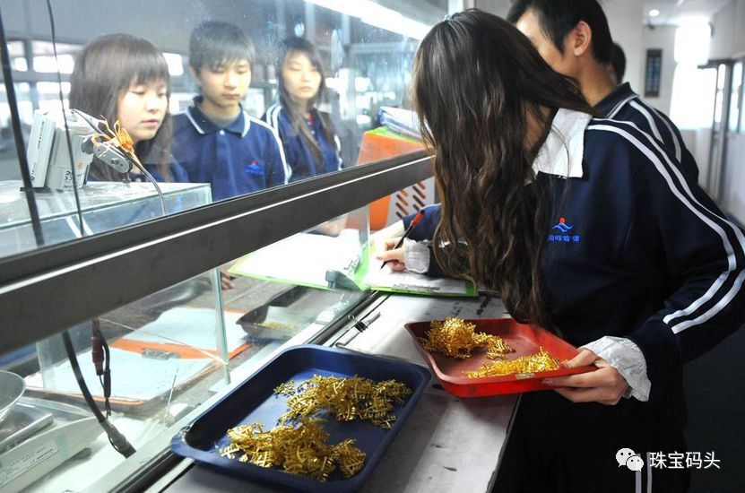 嘿，没见过黄金工厂吧，今天带你看透黄金首饰如何加工制作