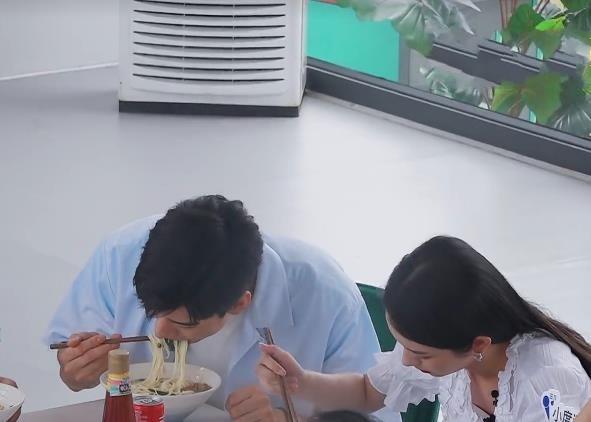 龚俊用毛巾擦头哼着歌,龚俊刮迪丽热巴鼻子第几集