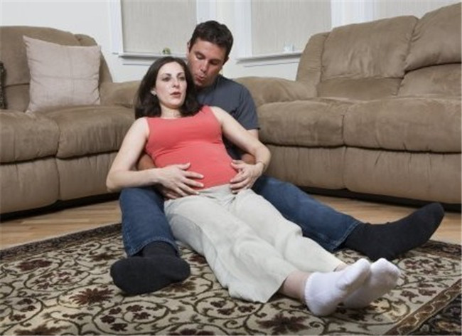 孕产知识刚怀孕时会有什么反应,怀孕了该怎么想办法告诉父母