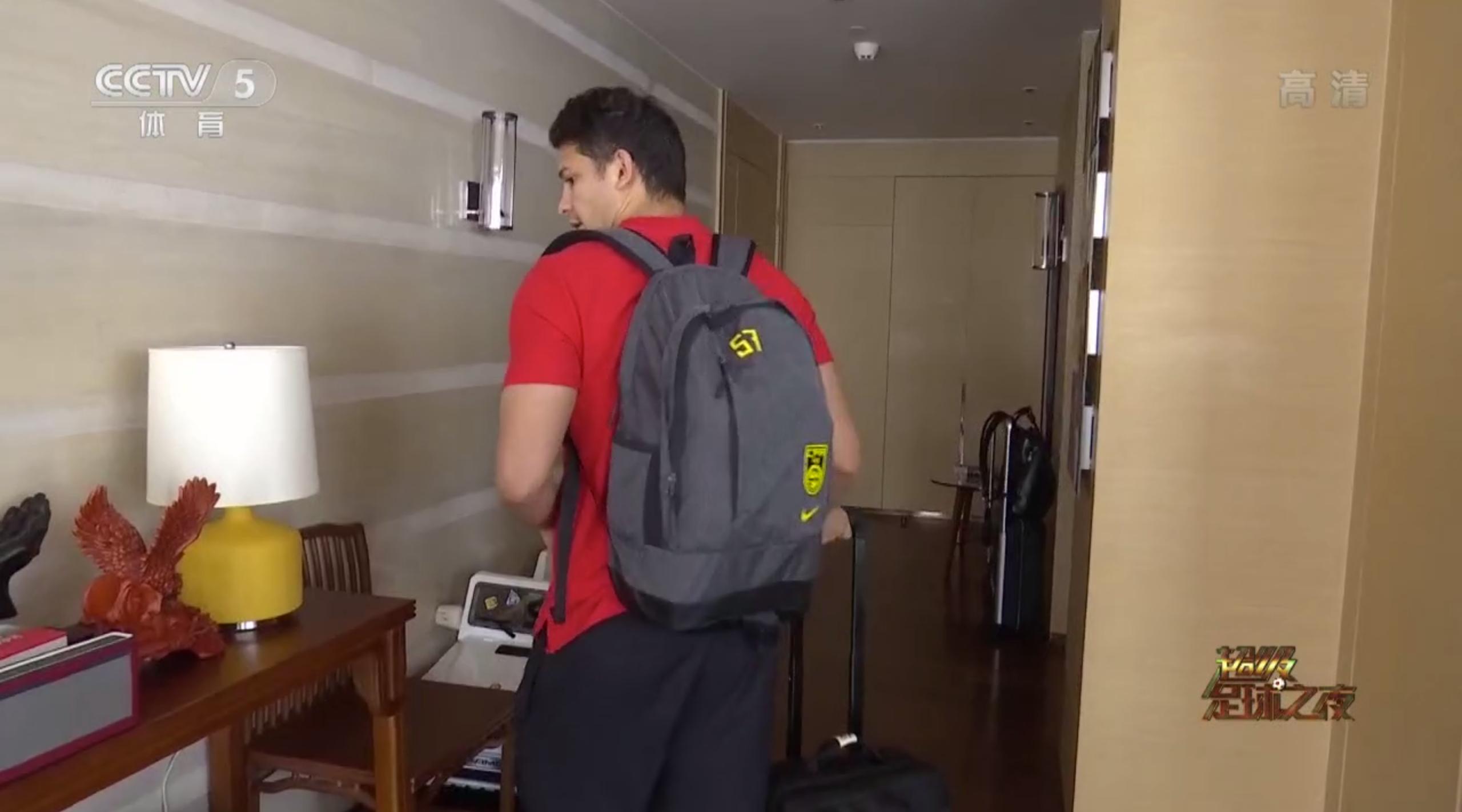 好爸爸！艾克森为儿子南漂广州，5岁儿子上海读书，他独居广州挣钱