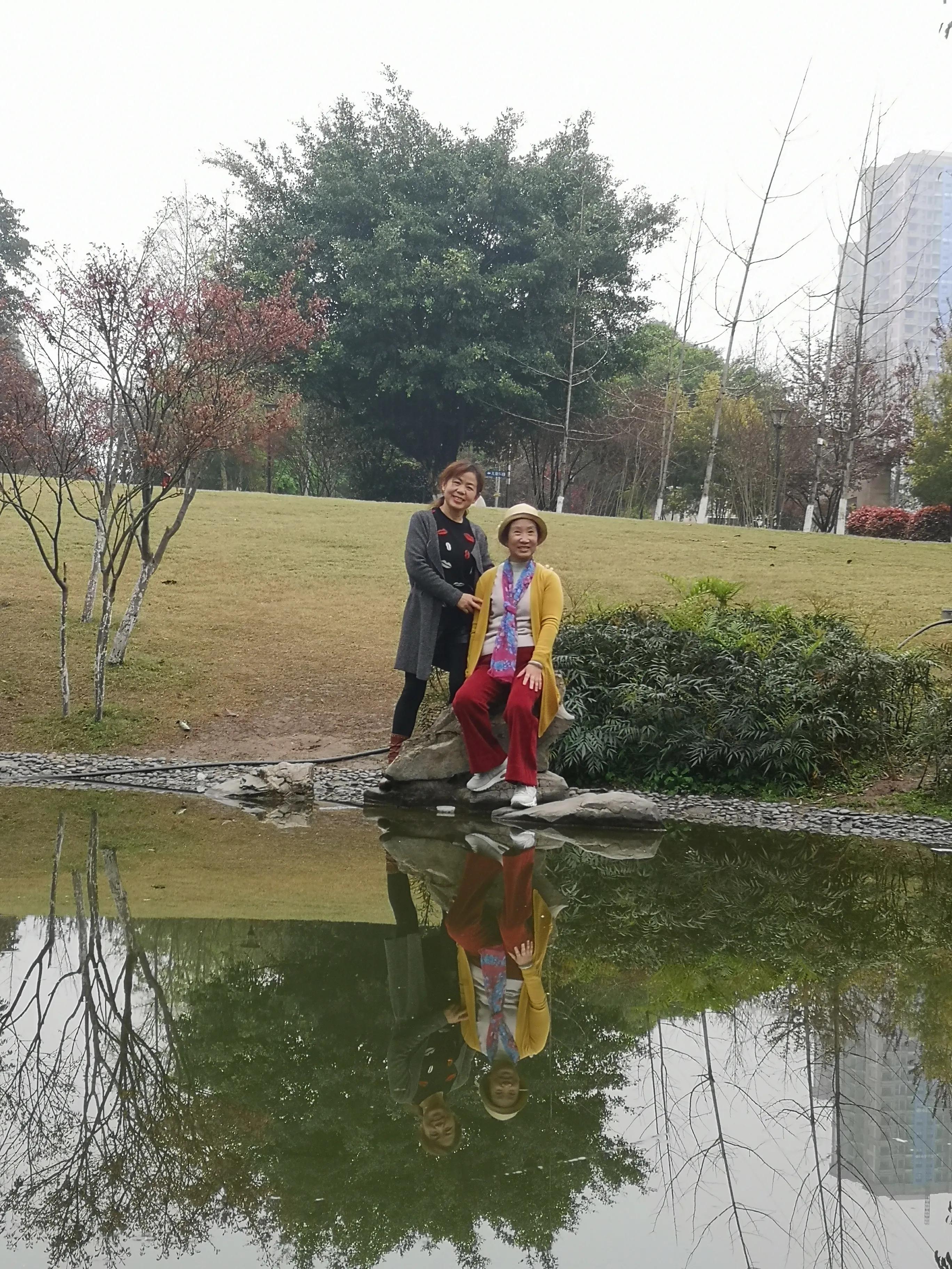 春游和姐妹踏青,春游踏青姐妹拍照