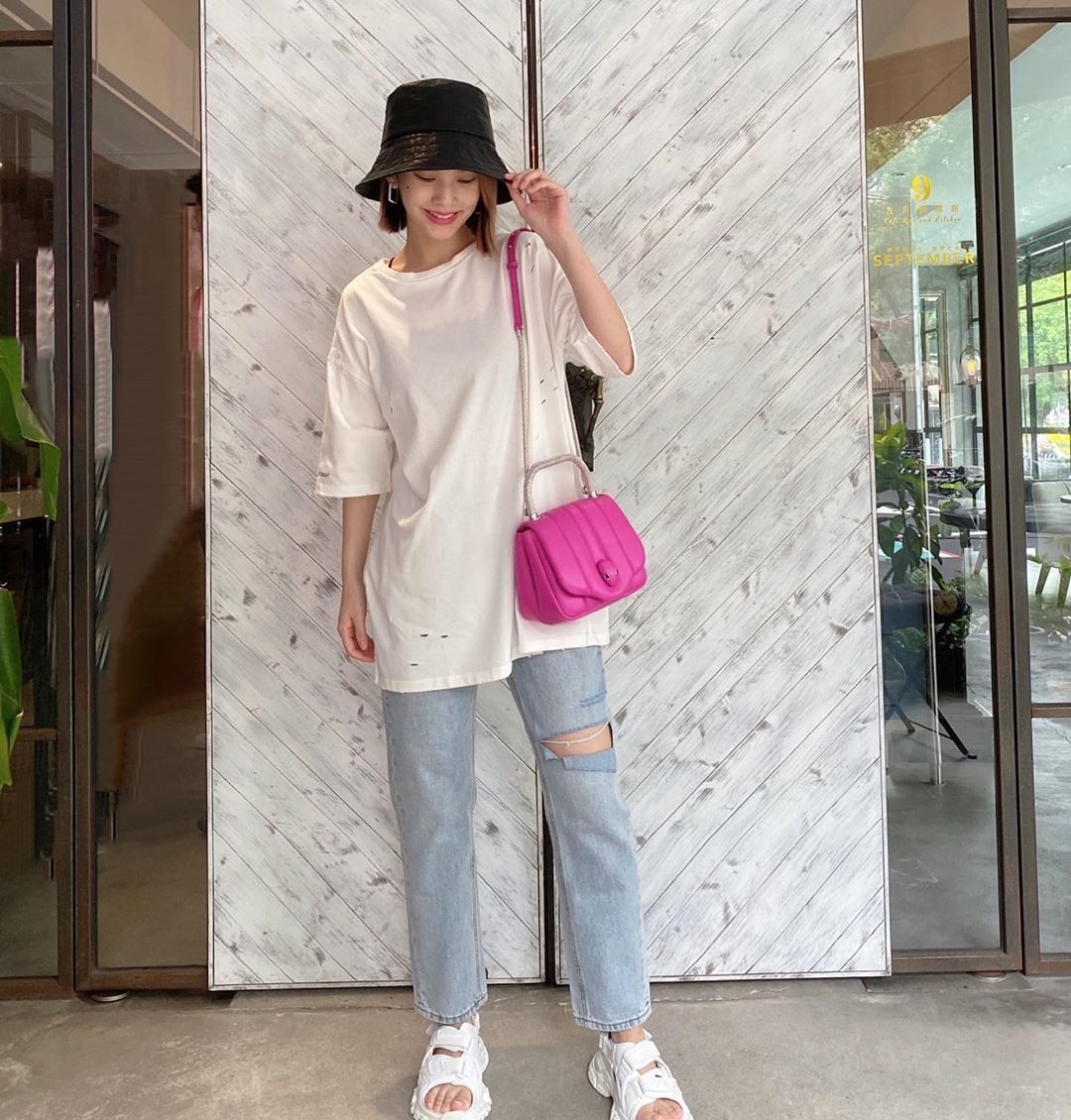 杨丞琳晒最近健身照，白色露脐背心配黑色哈伦裤，状态越来越年轻