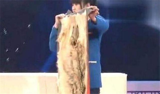 花季少女拿祖传狼皮鉴宝,女大学生带祖传鉴宝完整版