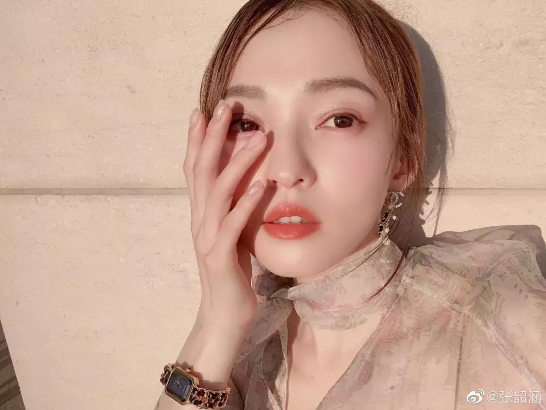 “过气”十年，凭什么她发个问号也能上热搜？