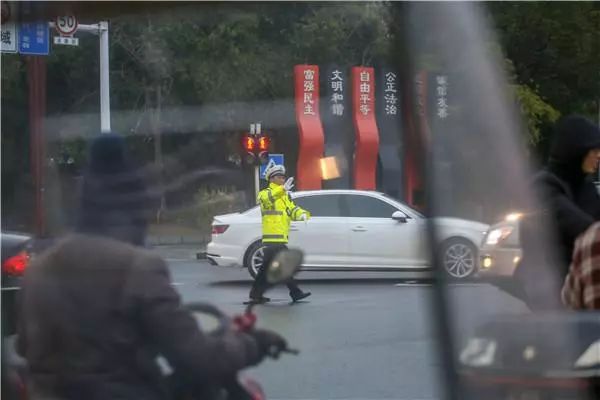 “30多年前，我也有个明星梦！”这位帅大叔自创“五部曲”指挥交通，晋升网红“口哨哥”！