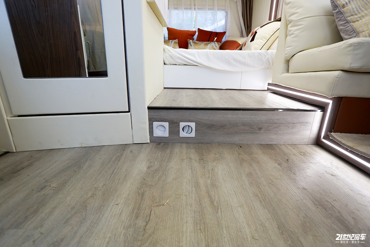 上汽大通maxusv90别墅版房车,大通原厂v90c型房车2021旗舰款