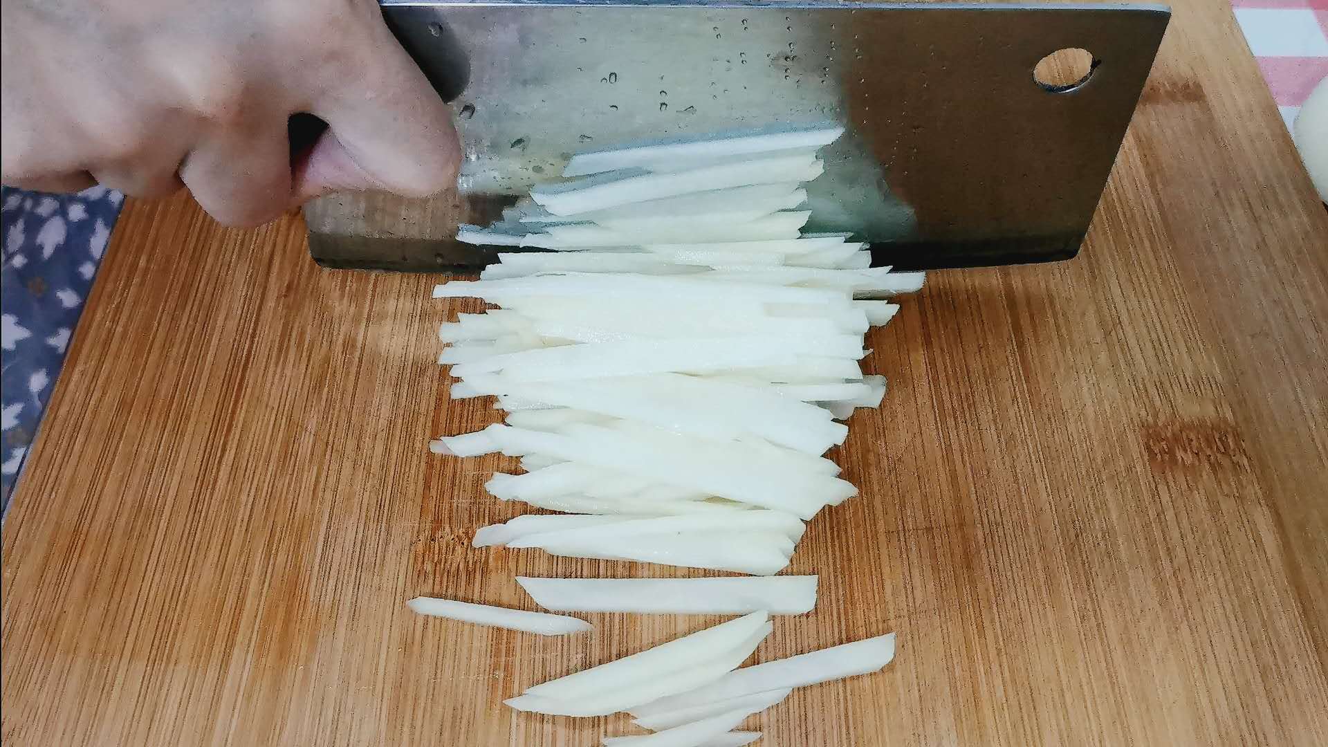 炒土豆丝要不要用开水焯一下,炒土豆丝要不要开水焯水