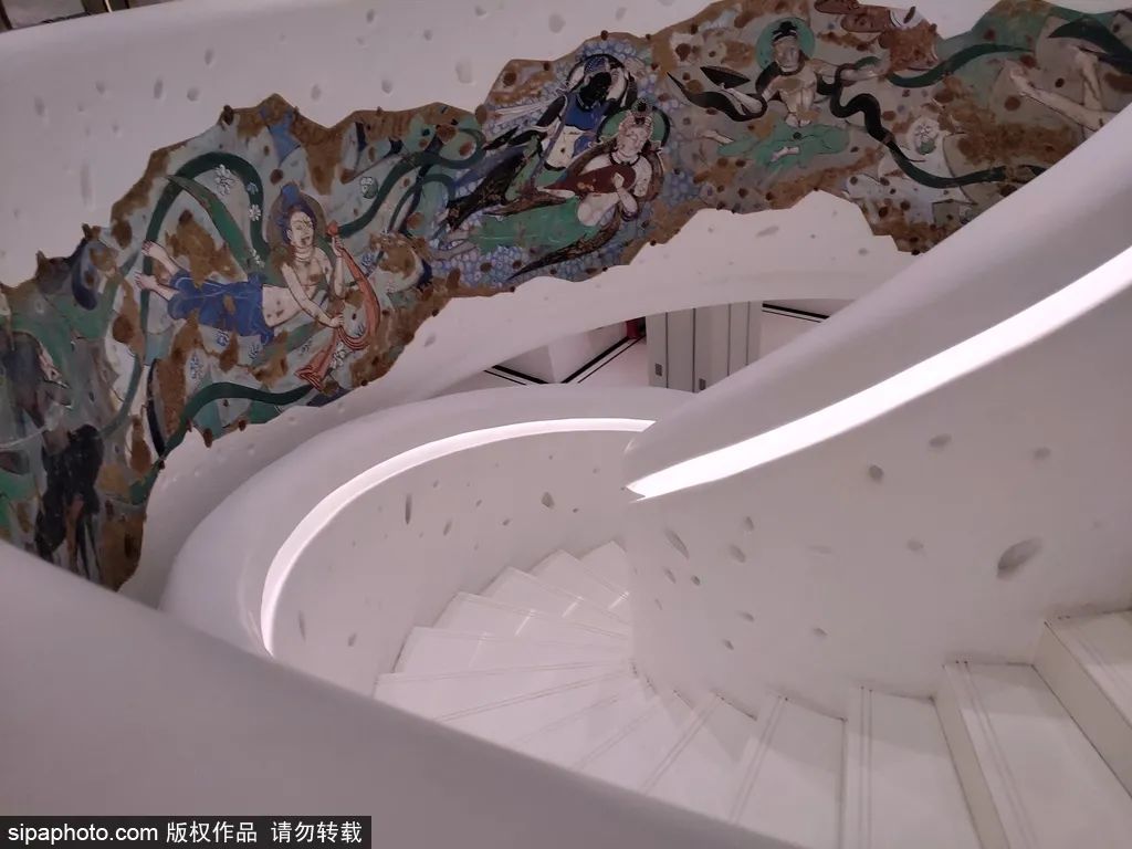 一个地铁站三条线,地铁边的吃喝玩乐