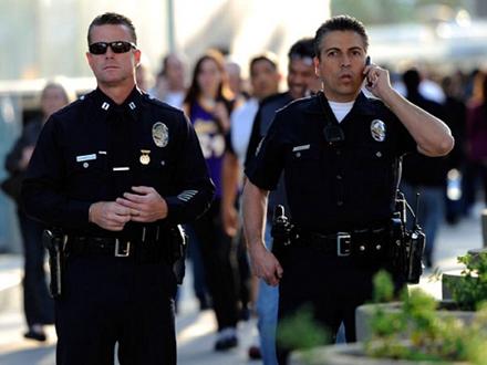 美国男子涉嫌贩卖假货,美国男子被骗400万