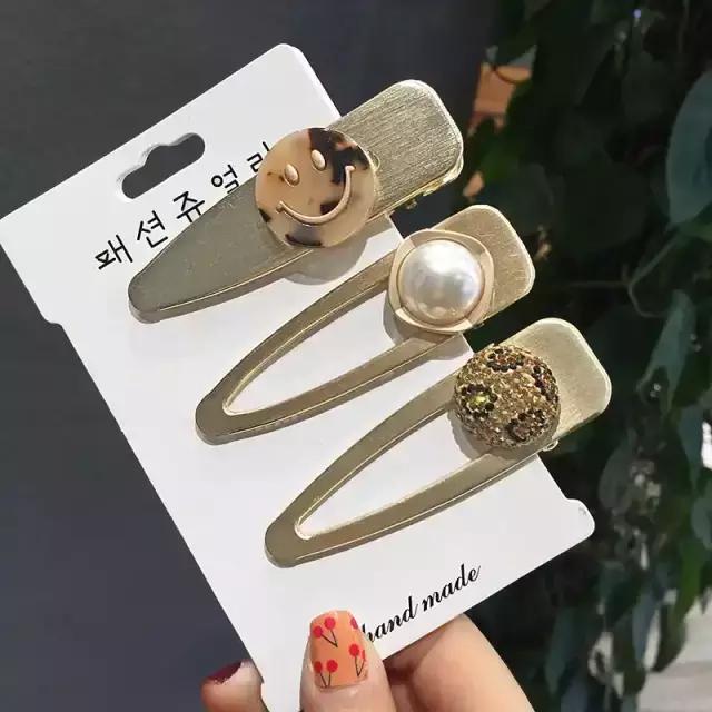 发卡这样戴发型蓬松又好看,时尚发箍怎么戴好看可以遮白发