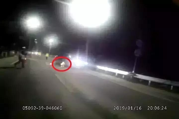 24岁辅警查酒驾被撞飞牺牲,22岁辅警被车撞倒拖行视频