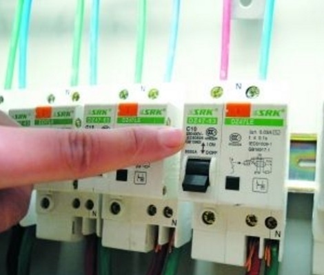 电跳闸了推上去又跳闸是怎么回事,跳闸故障原因及处理方法