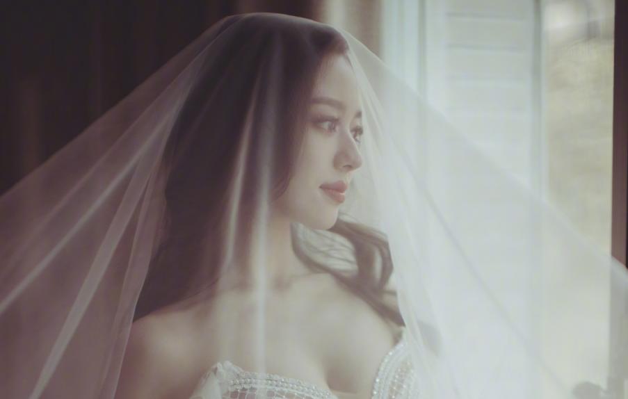 郎朗妻子年轻照,郎朗吉娜秀蜂腰曲线