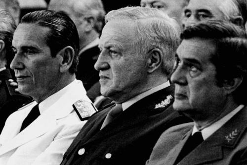 一场岛屿战争，两种不同命运，为何说成全了一代“球王”？