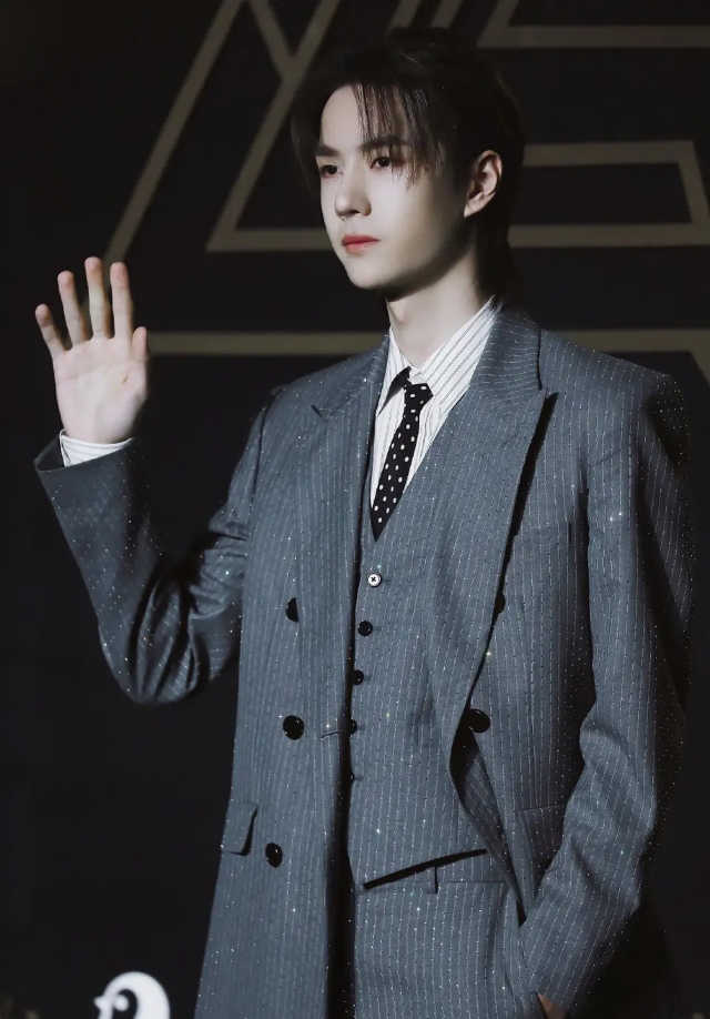 王一博的腹肌照片高清全部合集,王一博穿橙色运动装亮相