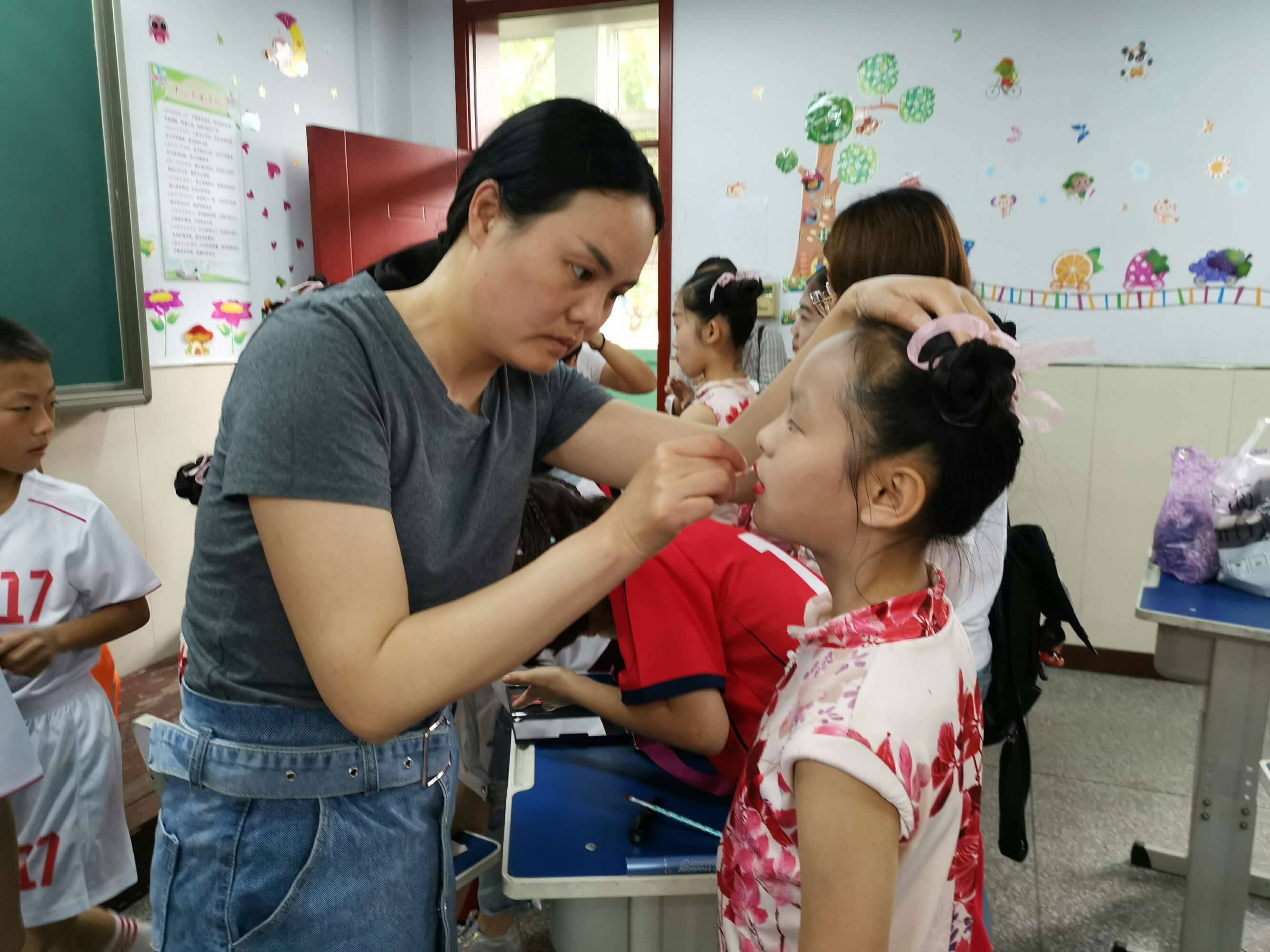 灏忓缁忓吀璇佃娲诲姩鍦嗘弧钀藉箷,灏忓瀹岀編鏀跺畼鍥炲繂鎴愰暱鍘嗙▼