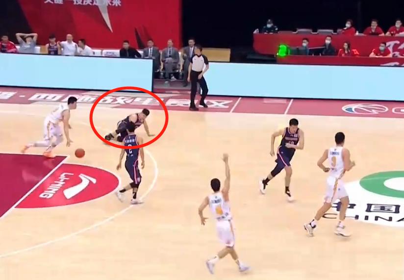 布鲁克斯被垫脚,马尚布鲁克斯被垫脚视频