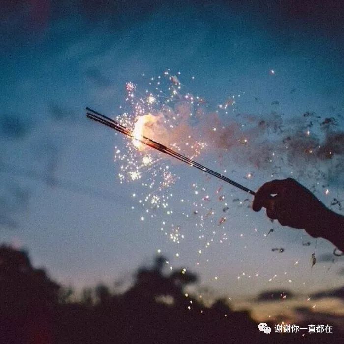 尽管眼泪是无色的却会使眼睛变红