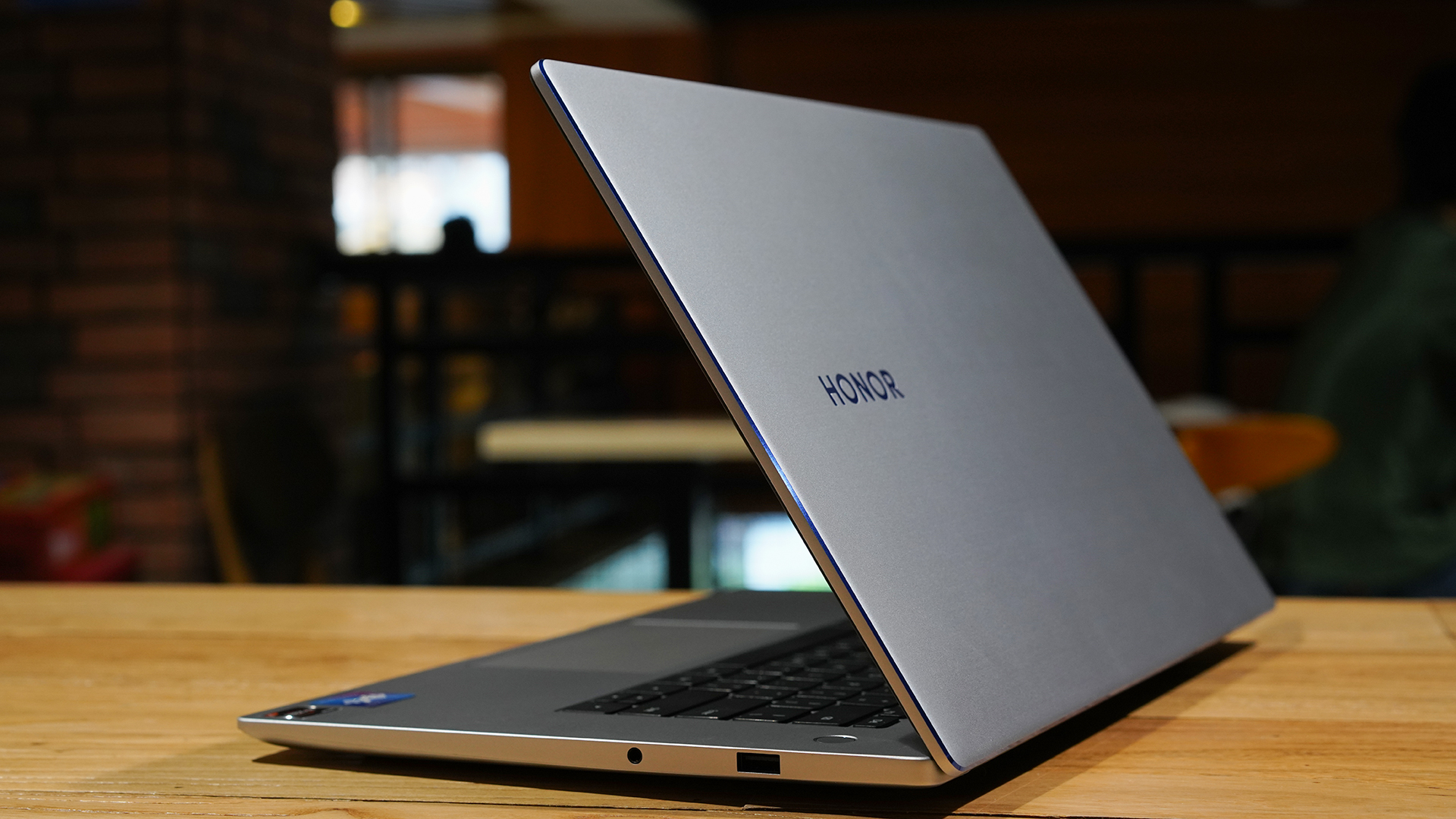 荣耀4000左右的手机全面屏 (荣耀新本高配)