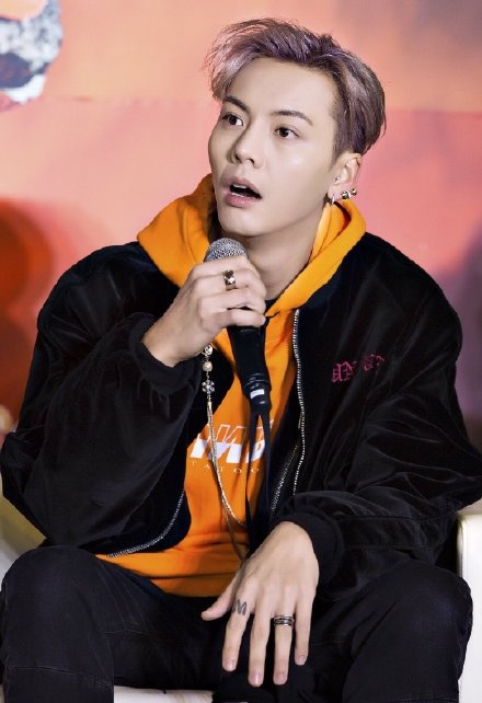 陈伟霆短发穿衣搭配,陈伟霆潮流装扮轻松打造型男风格