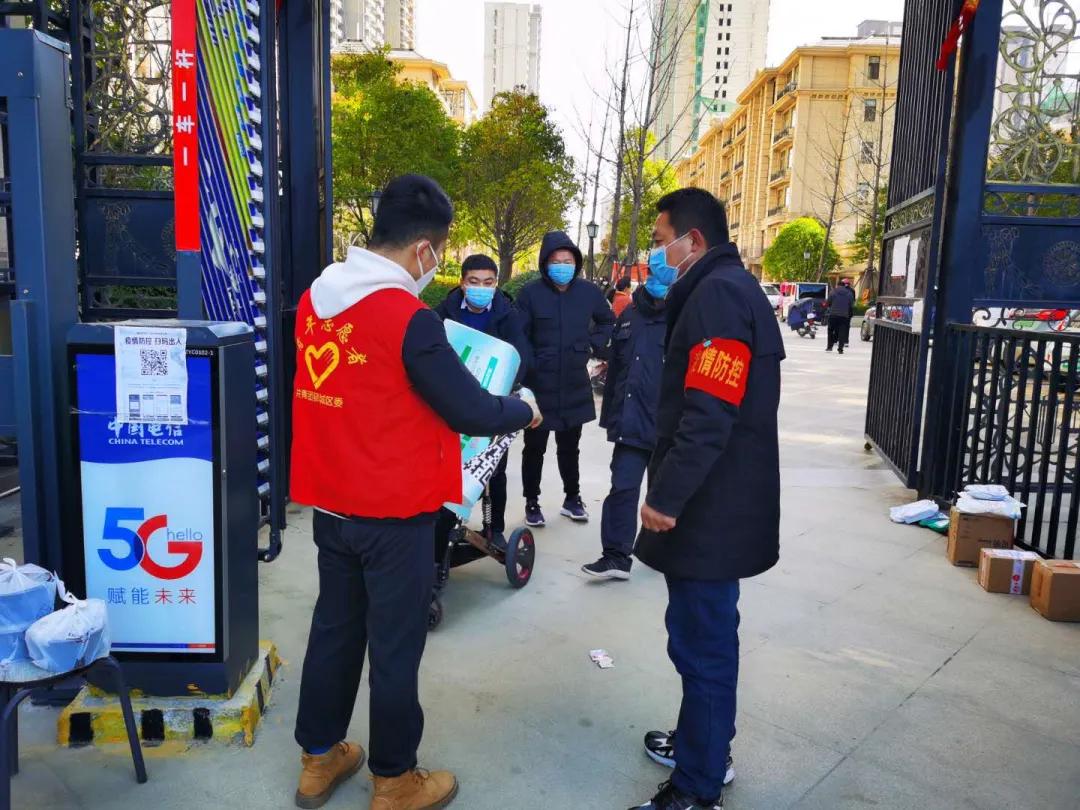 社区抗疫青年志愿者 (90后社区志愿者奔赴抗疫一线)