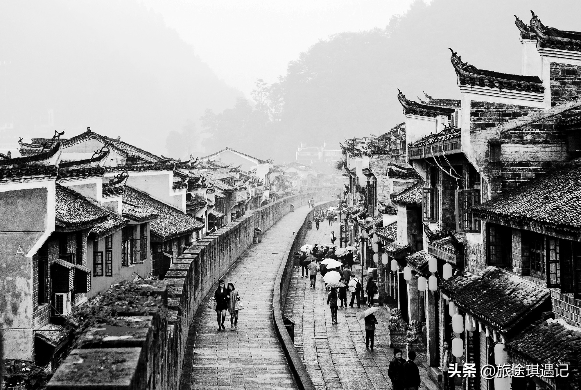 漫步在雨中的凤凰古城,凤凰镇古镇夜景