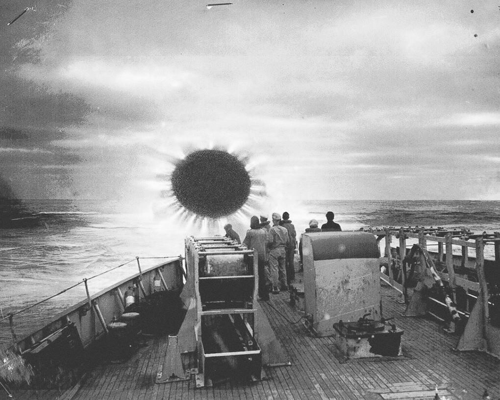 爱因斯坦和特斯拉谁的成就高,特斯拉vs爱因斯坦最接近神的人